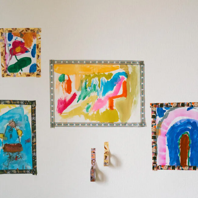 Bilder mit Washitape an der Wand befestigen, buntes Washi Tape, Washi Tape Bilderrahmen, Masking Tape