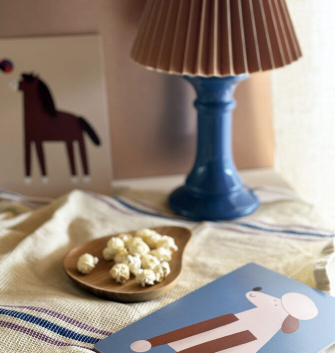 nuukk Schneidebrettchen, Frühstücksbrettchen aus Birkenfurnier mit Pudel und Pony, Apfelsnack