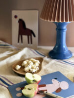 nuukk Schneidebrettchen, Frühstücksbrettchen aus Birkenfurnier mit Pudel und Pony, Apfelsnack