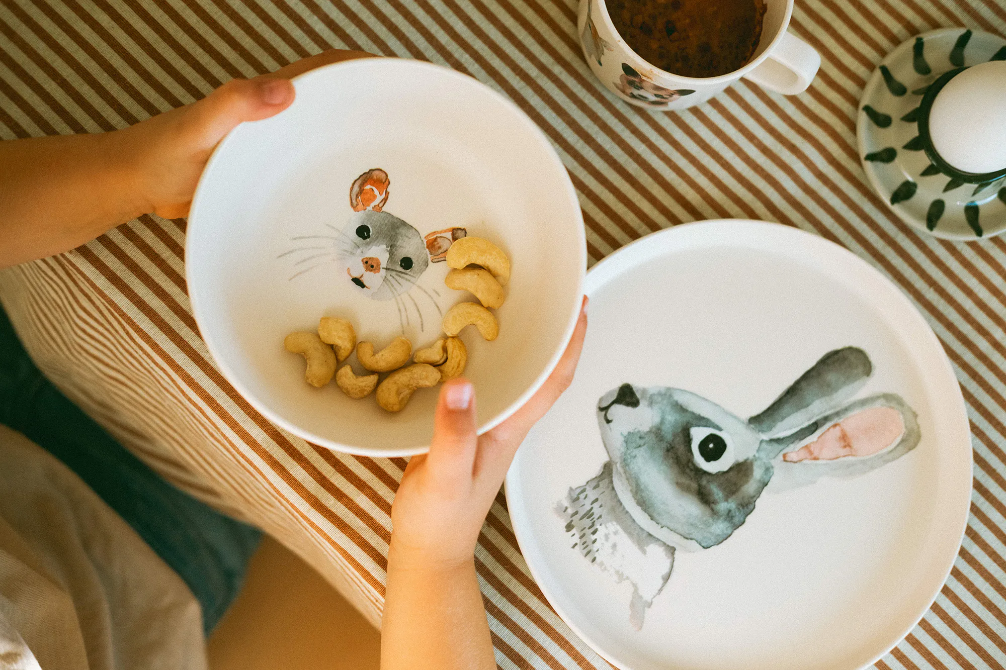 Kindergeschirr aus rPET, recyceltes Plastik, LFGB, EU Standards, Kindertasse, Kinderbecher, Kinderteller, Kinderteller mit Hase, Frühstückstisch, Kinderschüssel, Kinderschälchen mit Maus-Motiv