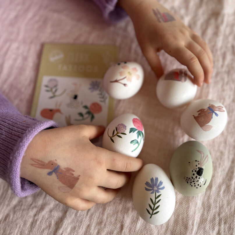 Kindertattoos Osterhase, Ostereier mit Kindertattoos verzieren, Hasenmotive, Ostereier mit Blumenmotiv