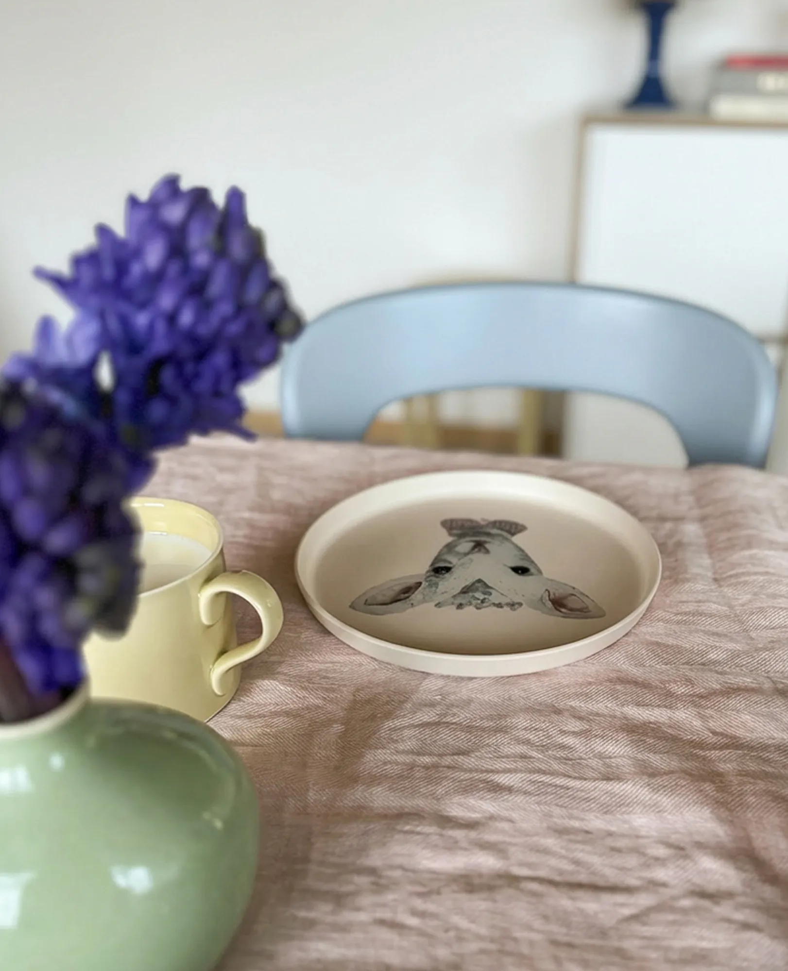 Kinderteller Lamm, Ostertisch, Osterei, Osterfrühstück