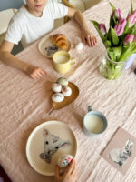 Kinderteller Lamm, Ostertisch, Osterei, Osterfrühstück, Karte mit Osterhase